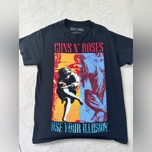 GUNS N’ ROSES GRAPHIC TEE 
USE YOUR ILLUSION ALBUM